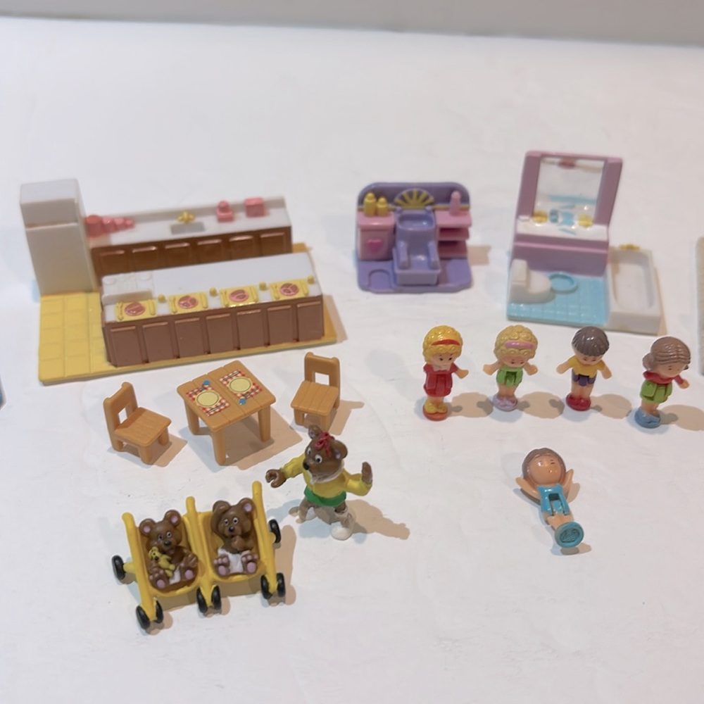 Vintage 1990s Polly‎ Pockets Miniature Playset with Teeny Weeny Bear Family